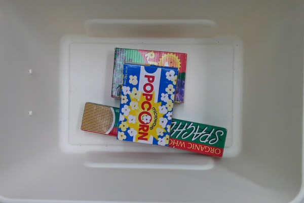 Small white bin, frame 15