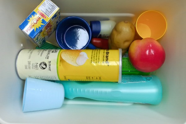 Small white bin, frame 27